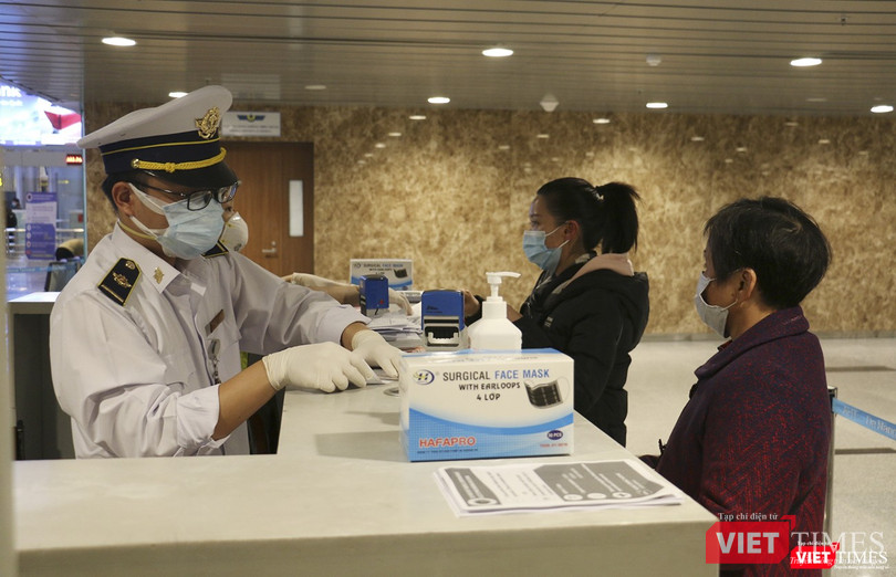 Rửa tay và cấp phát khẩu trang miễn phí ngay tại khu vực kiểm dịch