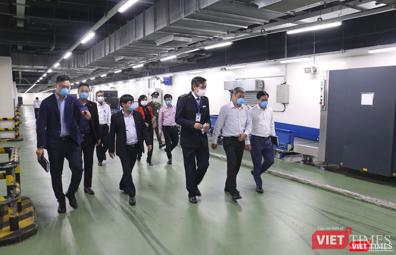 Thứ trưởng Bộ Y tế Nguyễn Trường Sơn trong một chuyến kiểm tra công tác phòng chống dịch tại sân bay quốc tế Đà Nẵng đã đánh giá cao công tác phòng chống dịch của TP Đà Nẵng