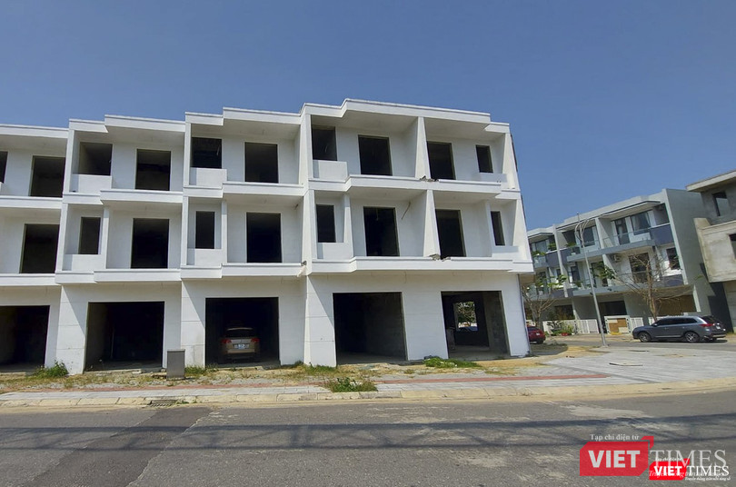 Đô thị xen lẫn những khu nhà đã có người ở và dở dang