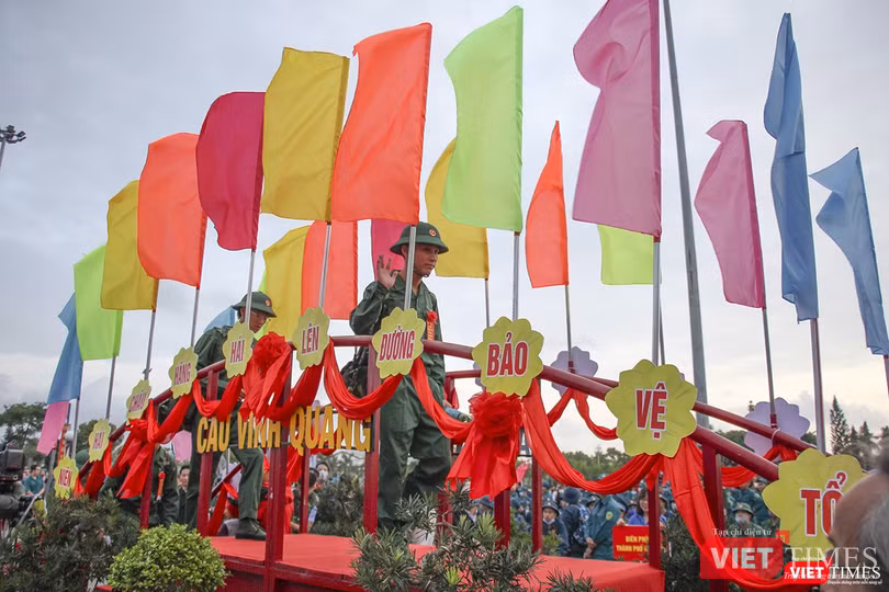 Qua cầu vinh quang