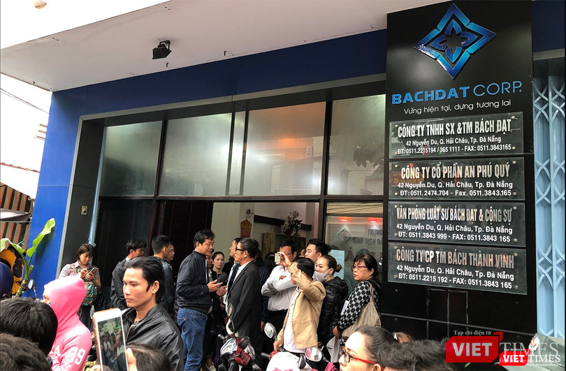 Người mua tụ tập trước trụ sở Bách Đạt Corp để đòi quyền lợi