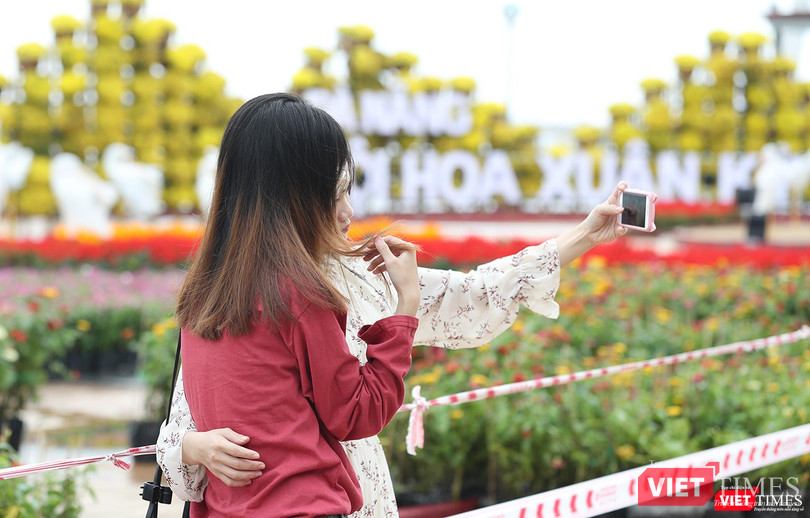 Các bạn trẻ ghi lại những khoảnh khắc bên đường hoa xuân