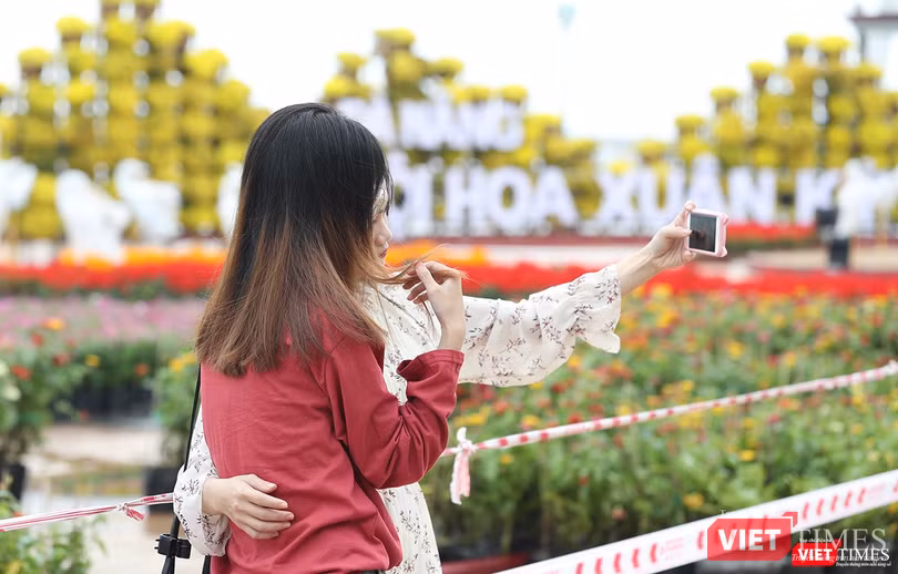 Các bạn trẻ ghi lại những khoảnh khắc bên đường hoa xuân