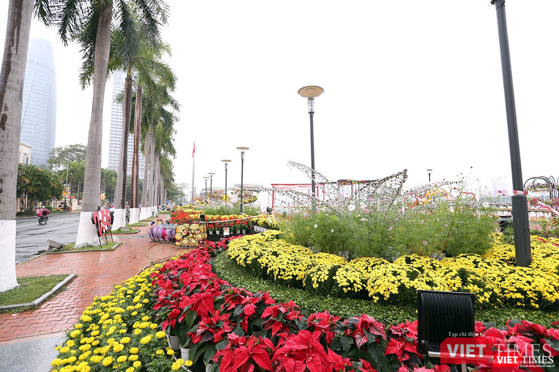 Tại các khu vực khác như trước Trụ sở HĐND TP Đà Nẵng cũng được trang trí đẹp mắt