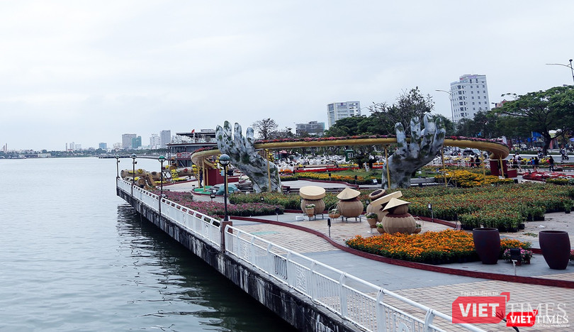 Đường hoa Xuân Kỷ Hợi 2019 phía tây Cầu Rồng