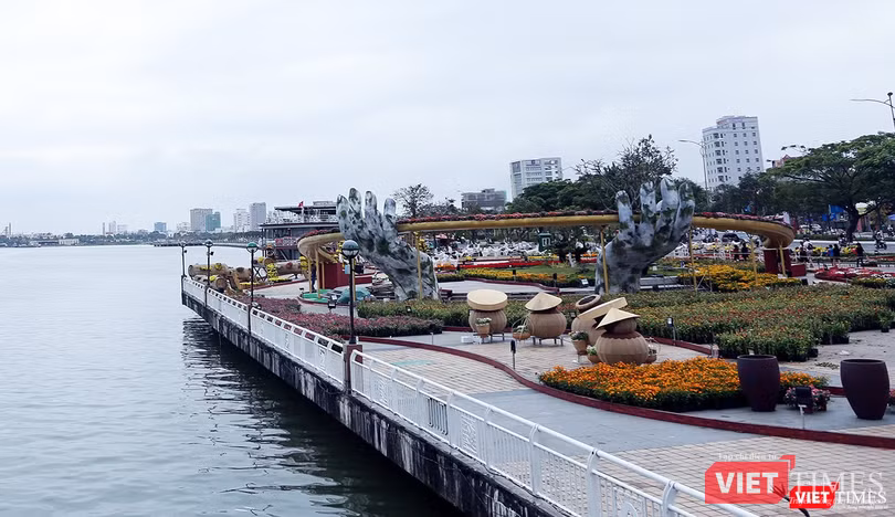 Đường hoa Xuân Kỷ Hợi 2019 phía tây Cầu Rồng