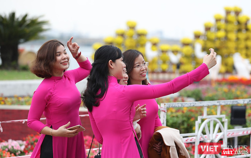 Dù chưa chính thức khai trương, nhưng đường hoa xuân được rất nhiều người đến để chụp ảnh