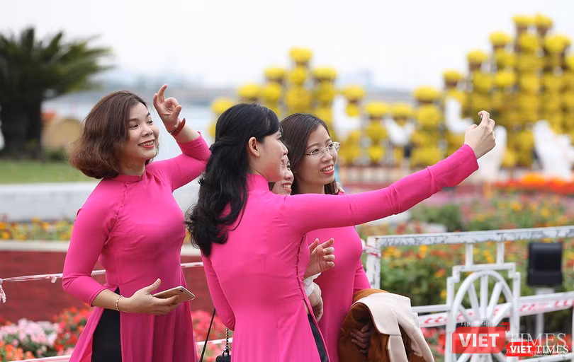 Dù chưa chính thức khai trương, nhưng đường hoa xuân được rất nhiều người đến để chụp ảnh