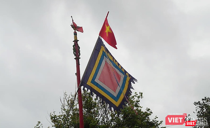 Cờ Tổ quốc và cờ phướn trên đỉnh cây Nêu Cờ Tổ quốc và cờ phướn trên đỉnh cây Nêu