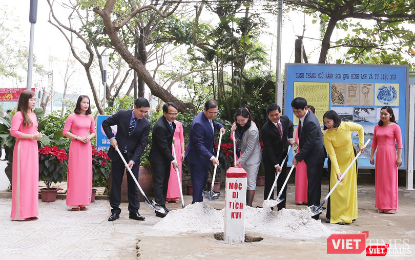 Đại diện Bộ VH-TT và DL cùng lãnh đạo địa phương thực hiện nghi lễ cắm mốc di tích Đại diện Bộ VH-TT và DL cùng lãnh đạo địa phương thực hiện nghi lễ cắm mốc di tích