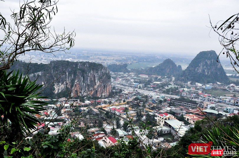 Một góc quần thể Danh thắng Ngũ Hành Sơn nhìn từ trên cao Một góc quần thể Danh thắng Ngũ Hành Sơn nhìn từ trên cao