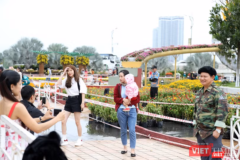 Rất nhiều gia đình đã đến đường hoa để chụp ảnh