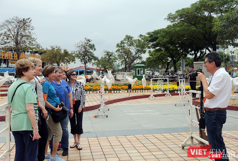 Cả du khách nước ngoài cũng thích thú với đường hoa