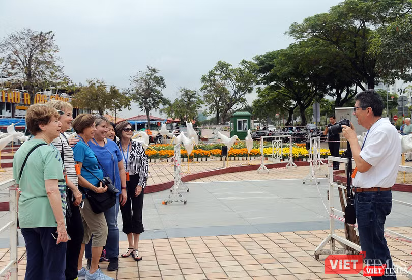 Cả du khách nước ngoài cũng thích thú với đường hoa