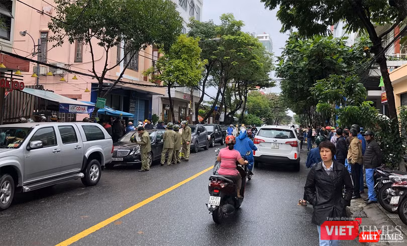 Lực lượng công an có mặt tại hiện trường đễ vãn hồi vụ việc