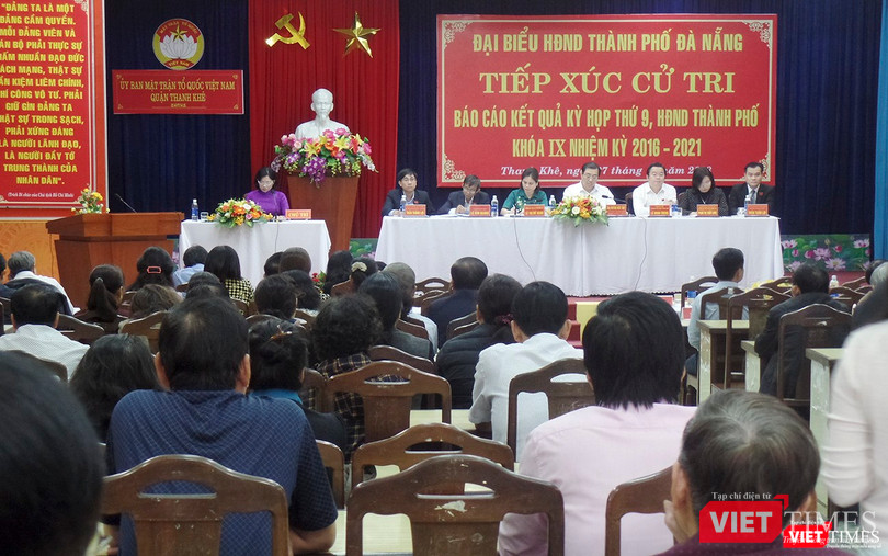 Ngày 27/12, trong khuôn khổ sự kiện tiếp xúc cử tri, báo cáo kết quả Kỳ họp thứ 9 HĐND TP khóa 9 (nhiệm kỳ 2016-2021) với cử tri quận Thanh Khê, ông Huỳnh Đức Thơ-Chủ tịch UBND TP.Đà Nẵng có những chia sẻ về việc mình bị luật và những vấn đề liên quan.