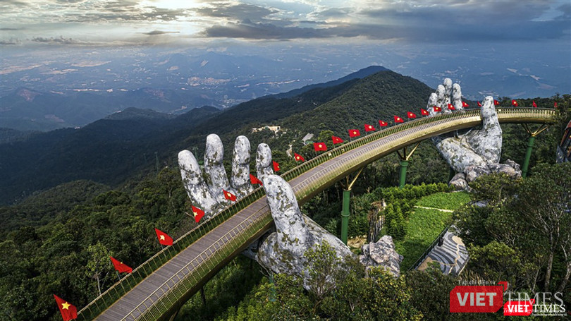 Cầu Vàng trên Khu du lịch Sun World Bà Nà Hills (Đà Nẵng) được cắm cờ để du khách có thể check-in