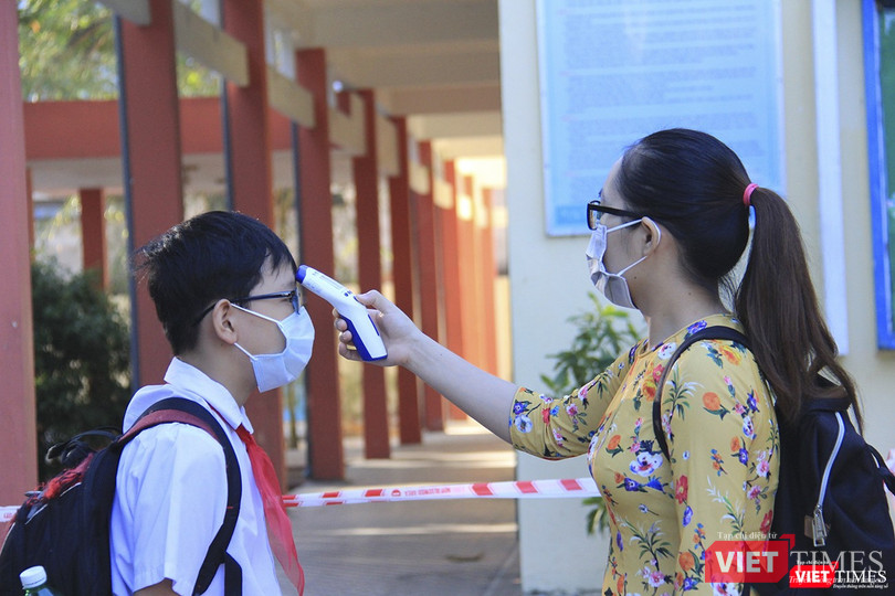Học sinh được kiểm tra thân nhiệt khai khi đến trường