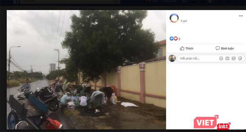 Người dân đến lấy cát miễn phí tại điểm tập kết