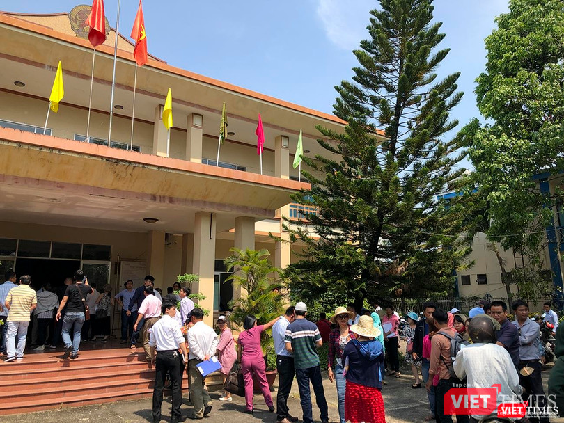 Lối thoát nào cho vụ việc giữa Bách Đạt An và Hoàng Nhất Nam (ảnh khách hàng của Hoàng Nhất Nam tại trụ sở Tiếp dân tỉnh Quảng Nam sáng ngày 20/3)