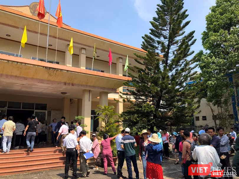 Lối thoát nào cho vụ việc giữa Bách Đạt An và Hoàng Nhất Nam (ảnh khách hàng của Hoàng Nhất Nam tại trụ sở Tiếp dân tỉnh Quảng Nam sáng ngày 20/3)