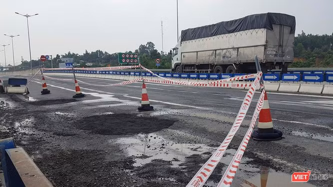 Vị trí mặt đường hư hỏng gần đây nhất tiếp tục xuất hiện trên tuyến cao tốc Đà Nẵng - Quảng Ngãi Vị trí mặt đường hư hỏng gần đây nhất tiếp tục xuất hiện trên tuyến cao tốc Đà Nẵng - Quảng Ngãi