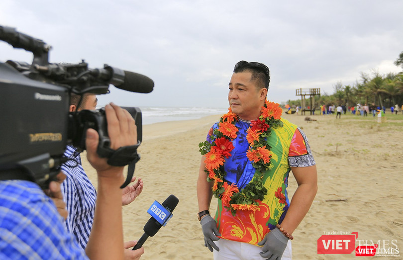 Diễn viên điện ảnh Lý Hùng trả lời phỏng vấn báo giới