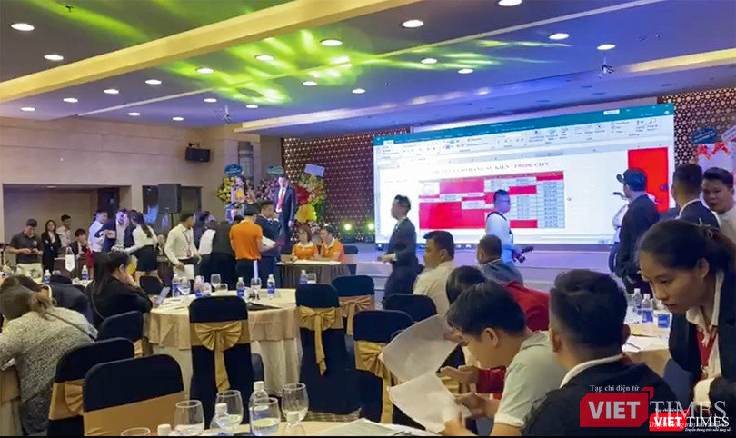 Mặc dù hiện trường là những ruộng hoa màu, nghĩa địa, nhưng các sàn môi giới vẫn tổ chức giới thiệu dự án và tổ chức huy động vốn
