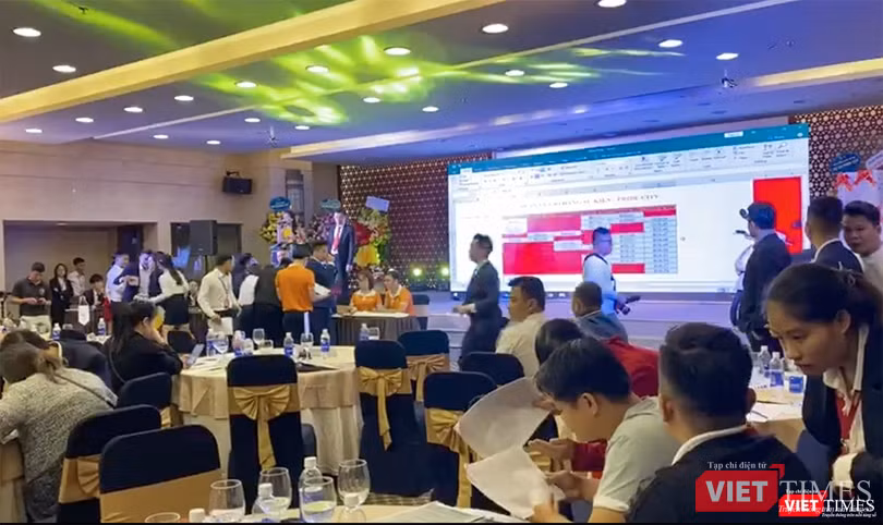 Mặc dù hiện trường là những ruộng hoa màu, nghĩa địa, nhưng các sàn môi giới vẫn tổ chức giới thiệu dự án và tổ chức huy động vốn