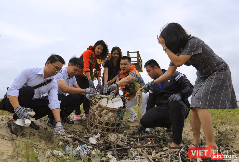 Diễn viên điện ảnh Lý Hùng, nữ hoàng điền kinh Nguyễn Thị Thanh Phúc cùng lãnh đạo địa phương "nhặt rác"