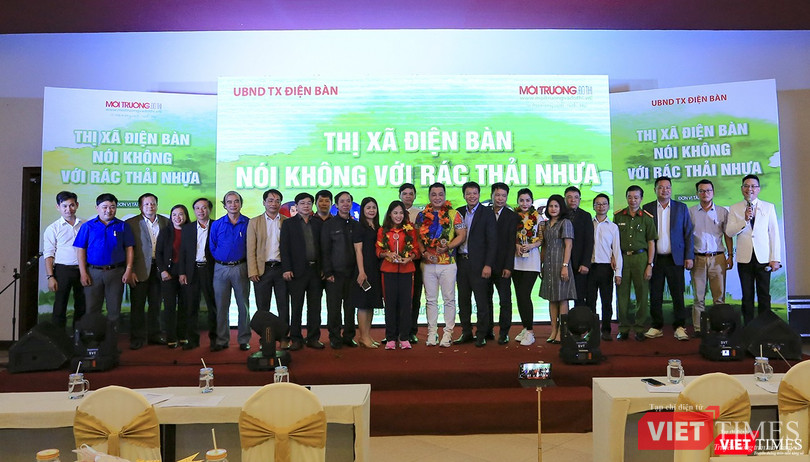 Các thành viên chụp ảnh lưu niệm tại sự kiện phát động "Nói không với rác thải nhựa"