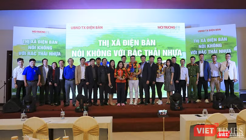 Các thành viên chụp ảnh lưu niệm tại sự kiện phát động "Nói không với rác thải nhựa"