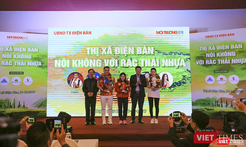 Đại diện tỉnh Quảng Nam, Tạp chí điện tử Môi trường và Đô thị tặng kỷ niệm chương cho các "đại sứ chương trình"