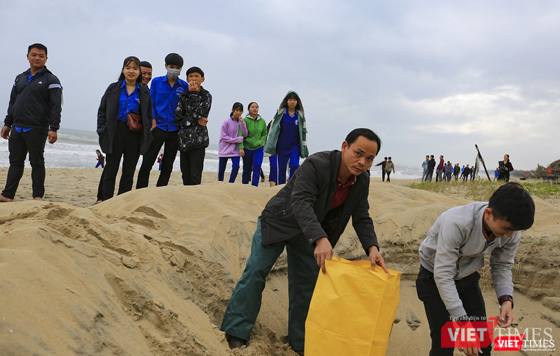 Chung tay làm sạch bãi biển Hà My