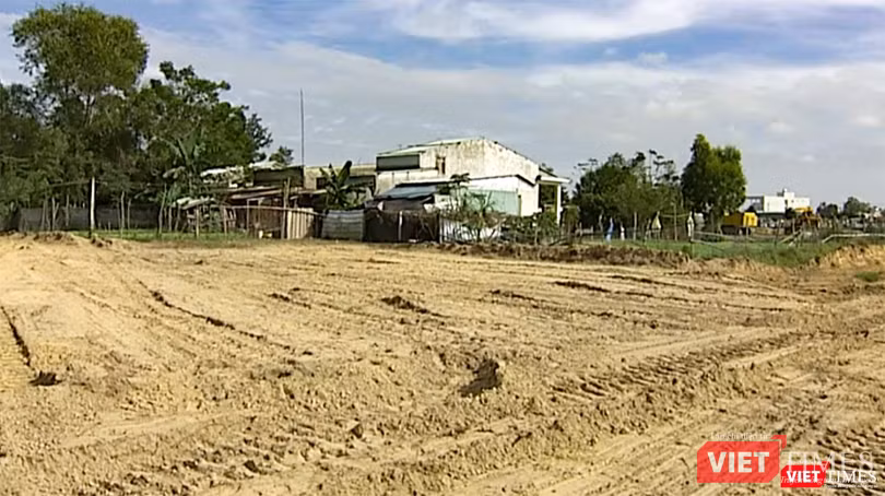 Nhà dân và ruộng hoa màu chưa được đền bù di dời