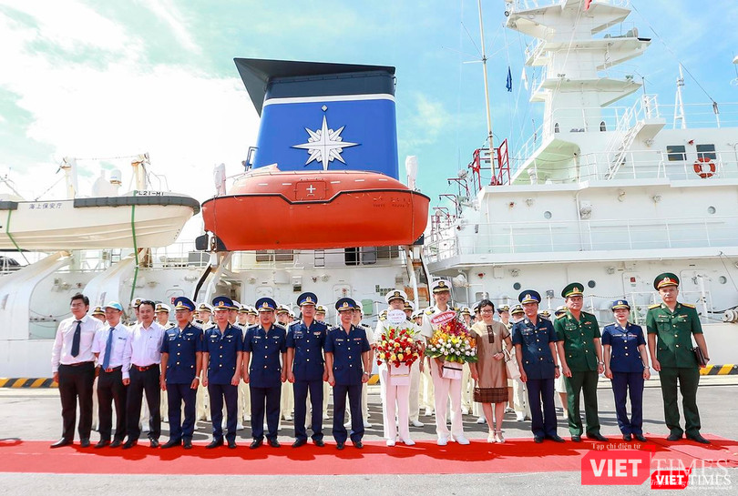 Chụp ảnh lưu niệm nhân chuyến thăm của tàu và thủy thủ đoàn Chụp ảnh lưu niệm nhân chuyến thăm của tàu và thủy thủ đoàn