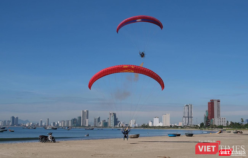 Màn trình diễn của đội Paramotor đến từ Lào