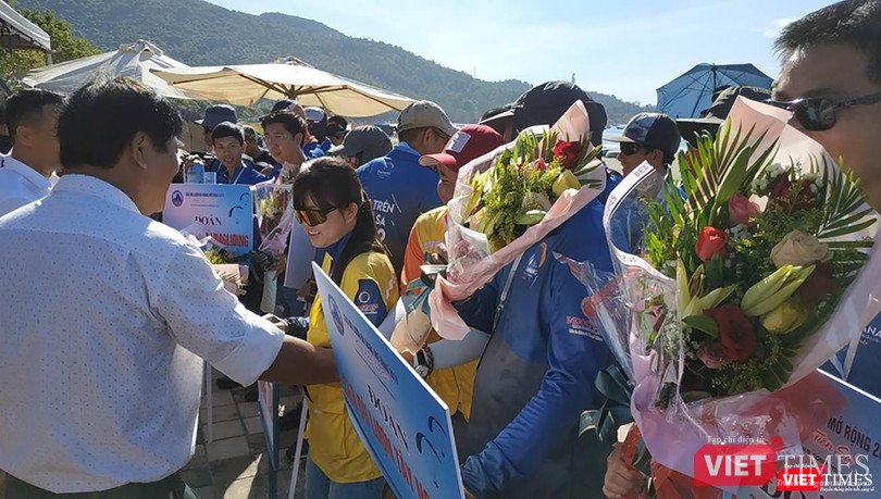 Lãnh đạo Sở VH-TT TP Đà Nẵng tặng hoa cho các đội tham dự