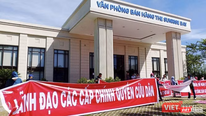 Liên quan đến vụ án "Vũ nhôm", khách hàng mua nhà tại dự án The Sunrise Bay liên tục đòi quyền lợi, kêu cứu. Liên quan đến vụ án "Vũ nhôm", khách hàng mua nhà tại dự án The Sunrise Bay liên tục đòi quyền lợi, kêu cứu.