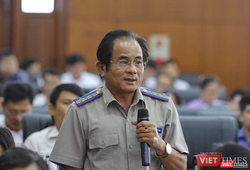 Ông Trần Phước Thu - Cục trưởng Cục Thi hành án dân sự TP Đà Nẵng - trả lời ý kiến của các đại biểu. Ông Trần Phước Thu - Cục trưởng Cục Thi hành án dân sự TP Đà Nẵng - trả lời ý kiến của các đại biểu.