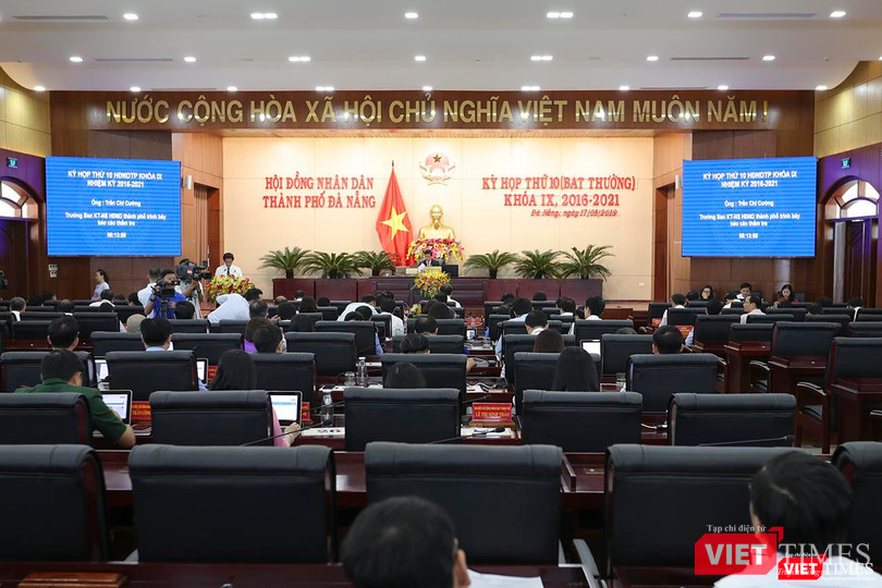 Sáng 17/5, HĐND TP Đà Nẵng khóa IX nhiệm kỳ 2016-2021 đã tiến hành kỳ họp thứ 10 (bất thường) để thông qua nhiều nội dung và tiến hành hợp nhất 3 văn phòng Đoàn ĐBQH-HĐND-UBND TP.