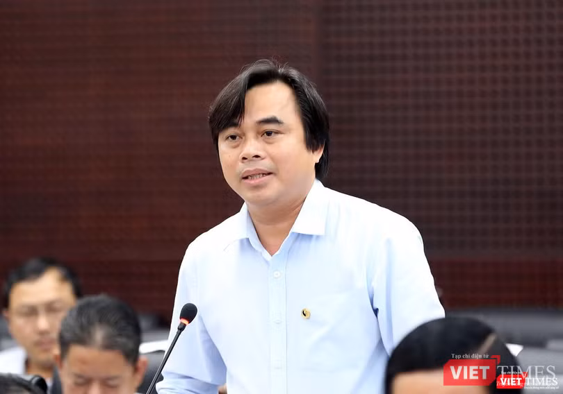 Ông Tô Văn Hùng, Giám đốc Sở TNMT TP Đà Nẵng trả lời ý kiến cử tri tại buổi đối thoại