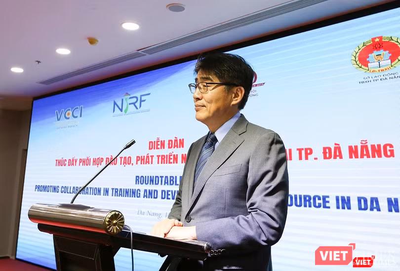 Ông Chang Hee Lee-Giám đốc ILO tại Việt Nam phát biểu tại Diễn đàn Ông Chang Hee Lee-Giám đốc ILO tại Việt Nam phát biểu tại Diễn đàn