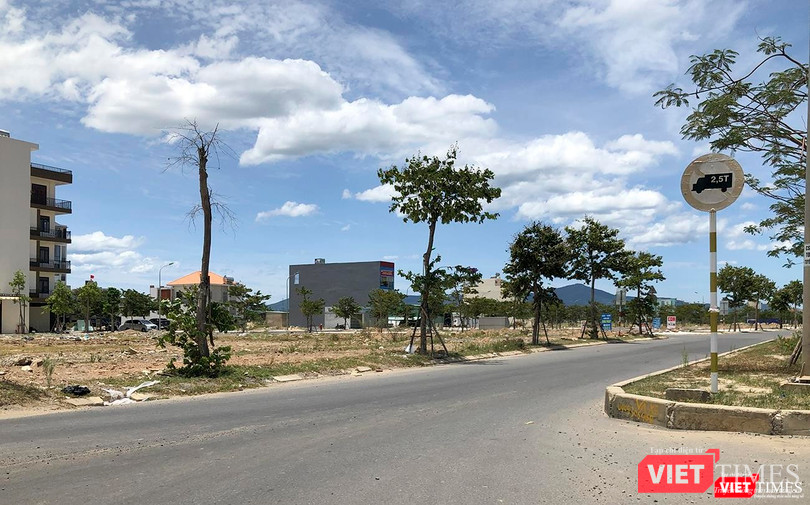 Tuyến đường tại khu đô thị Nam Hòa Xuân từng có hàng trăm quầy giao dịch môi giới BĐS. Tuyến đường tại khu đô thị Nam Hòa Xuân từng có hàng trăm quầy giao dịch môi giới BĐS.