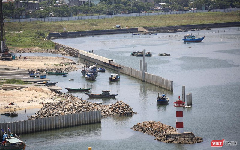 Để thi công bờ kè kiên cố, chủ đầu tư dự án cho phá bỏ hệ thống đê kè mềm bằng đá hộc đã tồn tại trăm năm nay