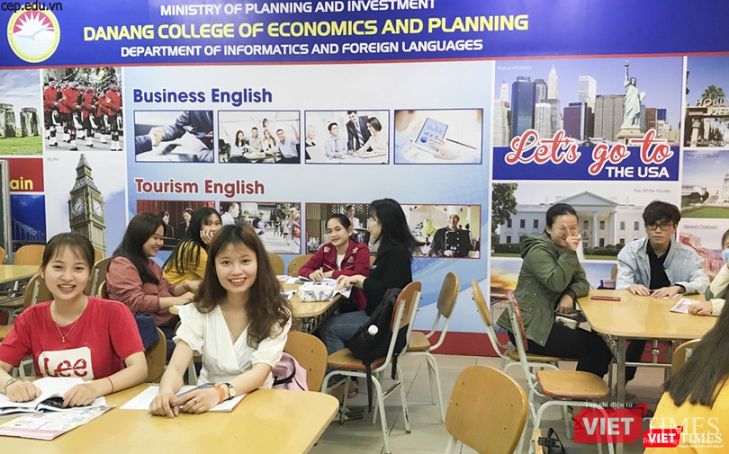 Sinh viên vui vẻ vào lớp