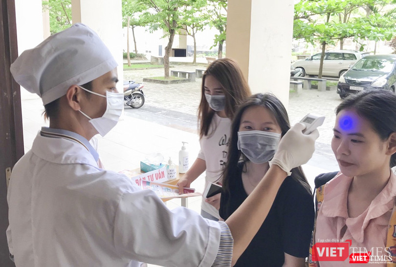 Tất cả học sinh lẫn giáo viên đều phải tuân thủ quy định kiểm tra thân nhiệt