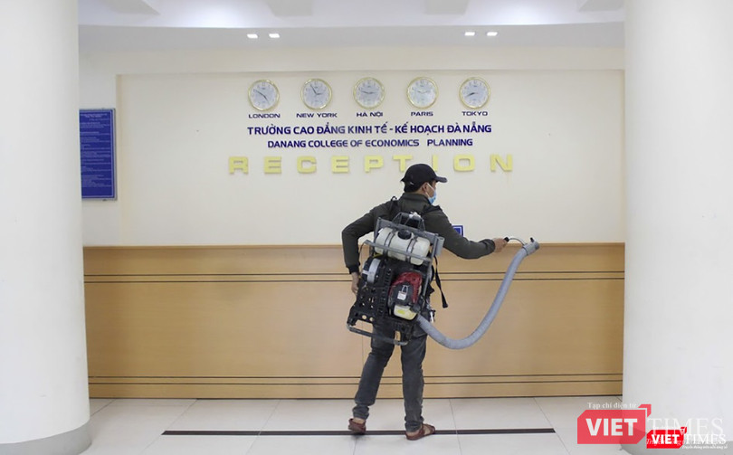 Trước đó, để chuẩn bị cho sinh viên trở lại trường, Ban chỉ đạo phòng dịch COVID-19 nhà trường đã tổ chức phun thuốc khử trùng
