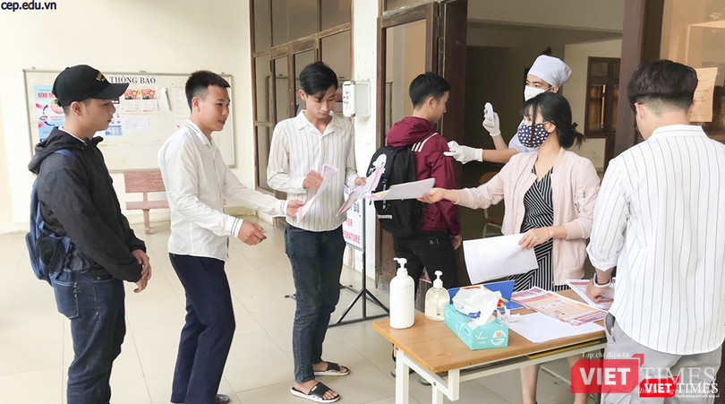 Sinh viên trở lại trường được kiểm tra thân nhiệt, phát tờ rơi tuyên truyền phòng dịch COVID-19