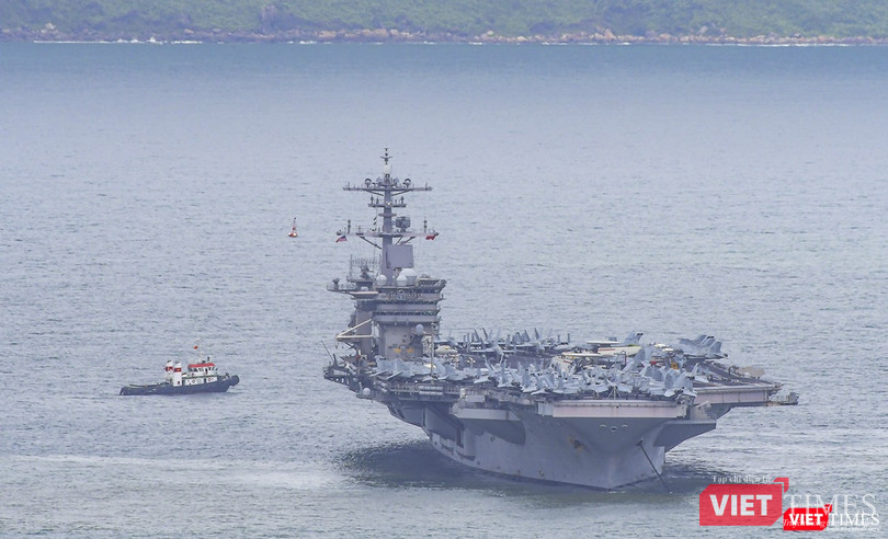 Hàng không mẫu hạm USS Theodore Roosevelt (CVN-71) trên vịnh Đà Nẵng